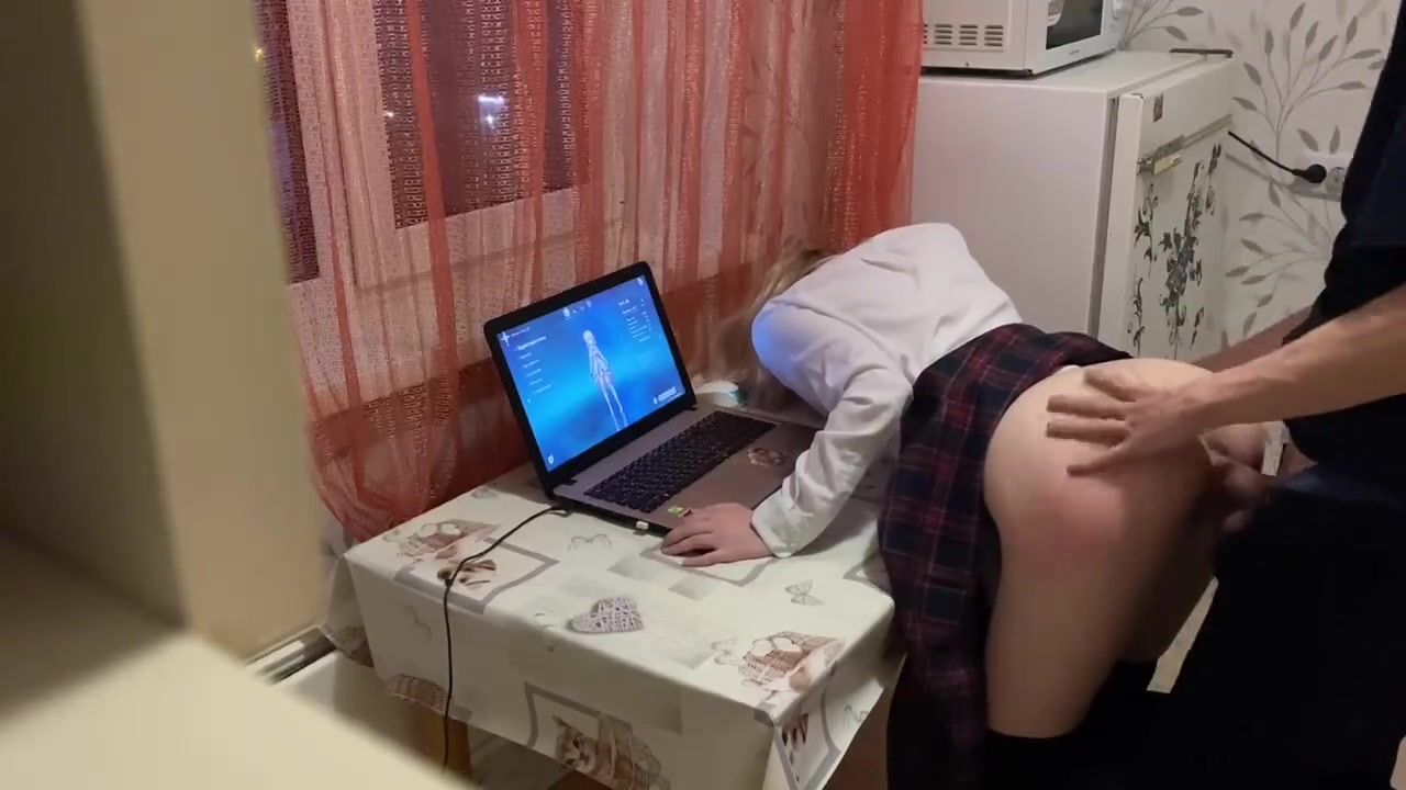 Трахнул за ремонт ноутбука порно видео